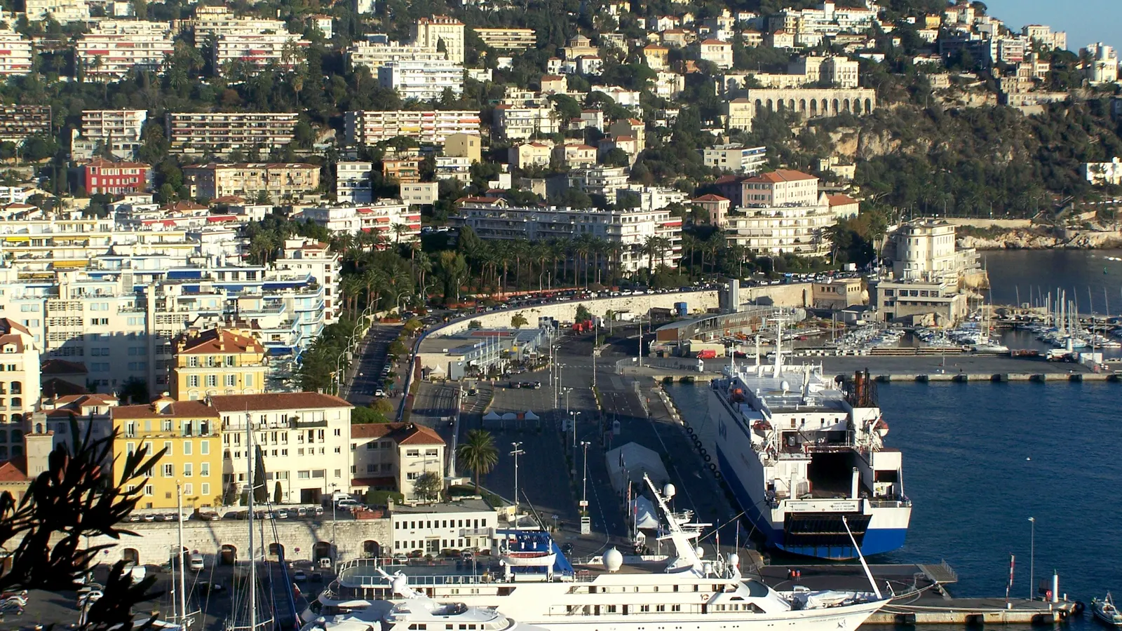 Vue sur le port et la baie de Nice depuis les hauteurs de la colline du Château