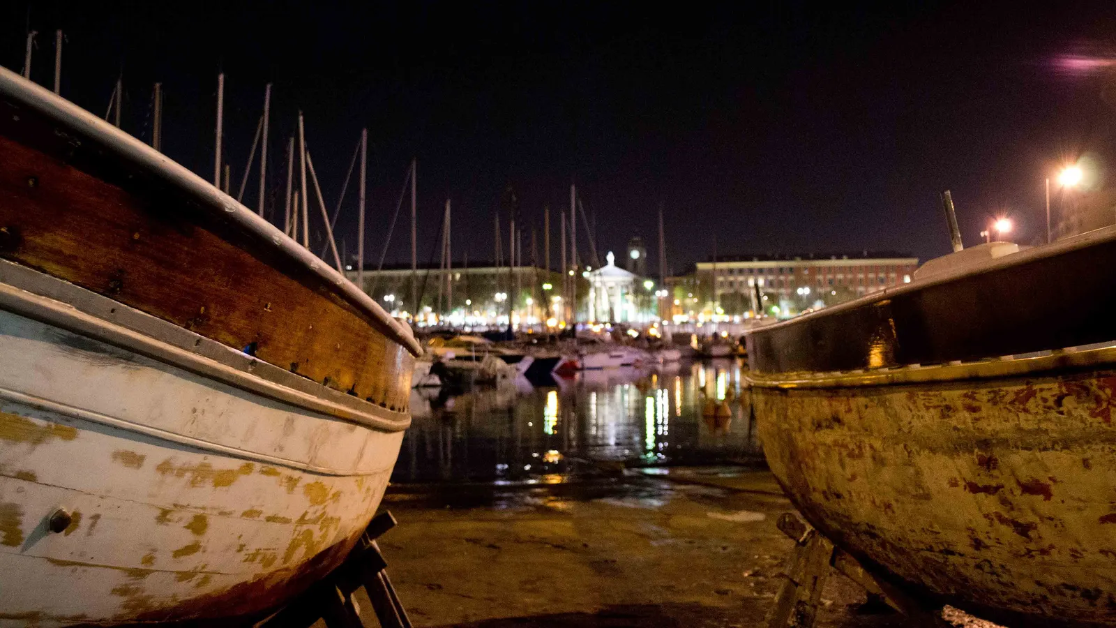 Les bateaux et les façades colorées du port Lympia à Nice