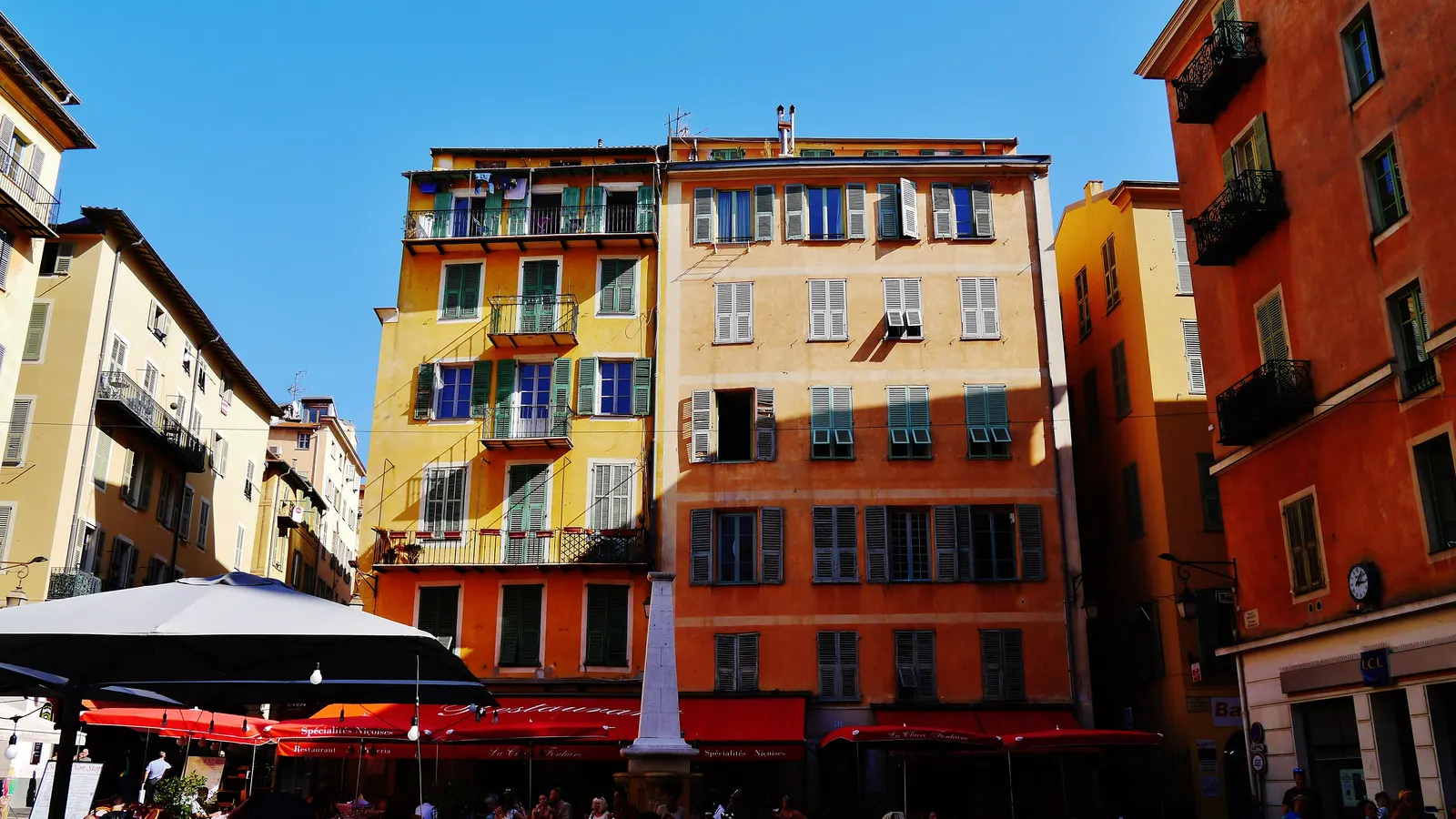 La place Rossetti et ses façades colorées, au cœur du Vieux-Nice