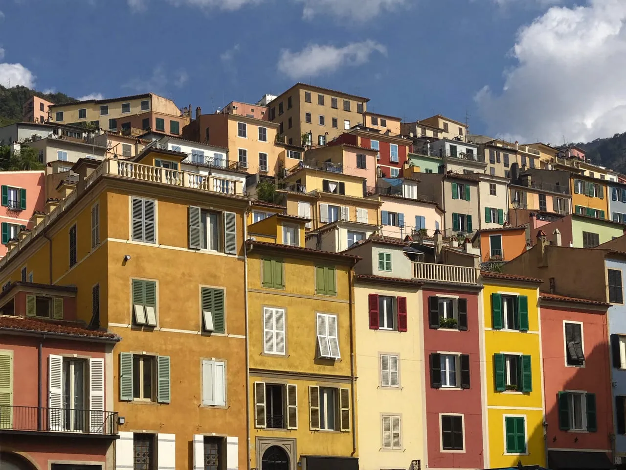 Façades colorées du Vieux-Nice sous le soleil méditerranéen